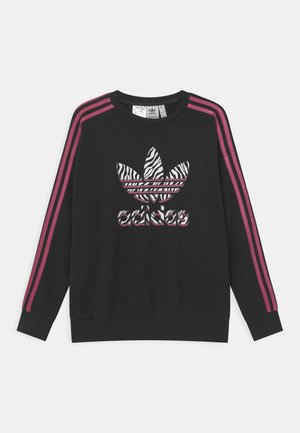 Schwarzer Adidas-Sweatshirt mit zebramusterndem Logo und pinken Streifen entlang der Ärmel.