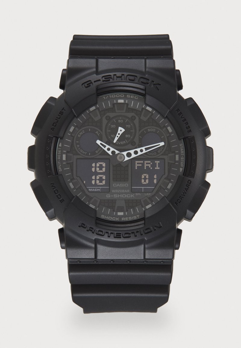 Ceas G-SHOCK negru, cu un brățară din rășină texturată, multiple ecrane digitale și un carcasă rotundă cu un design proeminent și dur.
