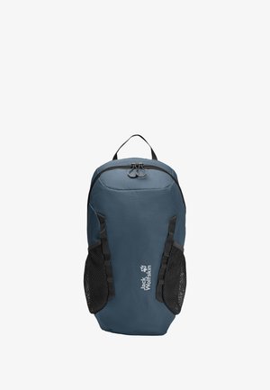 Zaino blu con una texture liscia, dotato di chiusura a zip, tasche laterali in rete e un logo sul davanti. Maniglia di trasporto robusta sulla parte superiore.