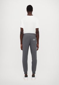 EA7 Emporio Armani PANTALONI - Tréningruha alsók - dark grey mel