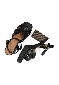 Černé kožené sandály na podpatku s křížovým designem, čtveratou špičkou a texturovaným tkaným blokem podpatku. Obsahují sponu pro nastavení.