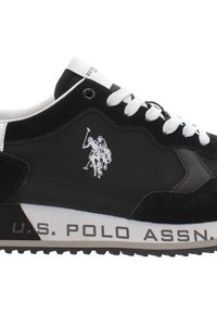 Sneaker atletico nero con pannelli in suede e pelle, lacci bianchi e suola in gomma. Presenta un logo di un giocatore di polo bianco e il testo "U.S. POLO ASSN.".