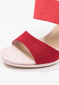 Tamaris Korolliset sandaalit - red