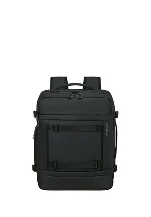 Schwarzer rechteckiger Rucksack mit gepolsterten Trägern, oberem Griff, mehreren Reißverschlussfächern und vorderen Befestigungsriemen.