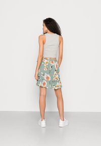 ONLY ONLNOVA LUX MERLE SHORT SKIRT - Saia envelope - chinois green