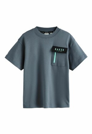 Šedé tričko s krátkym rukávom a zaobleným výstrihom, ktoré má čiernu kapsu s tyrkysovým zipsom a brandingom "BAKER". Hladká textura.