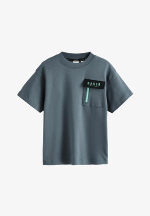 Grijze T-shirt met korte mouwen en een ronde hals, voorzien van een zwarte zak met een turquoise rits en "BAKER" branding. Soepele textuur.