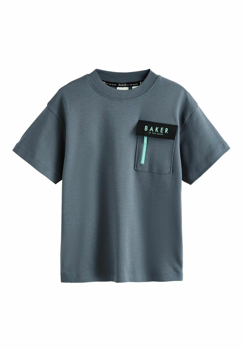Szara koszulka z krótkim rękawem o okrągłym dekolcie, z czarną kieszenią i turkusowym zamkiem błyskawicznym oraz napisem "BAKER". Gładka faktura.