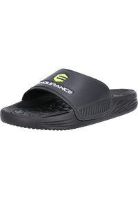 Svart slidesandal med en bred rem, texturerad fotbädd och logotypdetalj. Har ventilationshål på sidan och en slitstark gummisula.