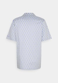 Korte mouw shirt in lichtblauw met een geometrisch patroon in pastelgeel. Heeft een klassieke kraag en een ontspannen pasvorm.