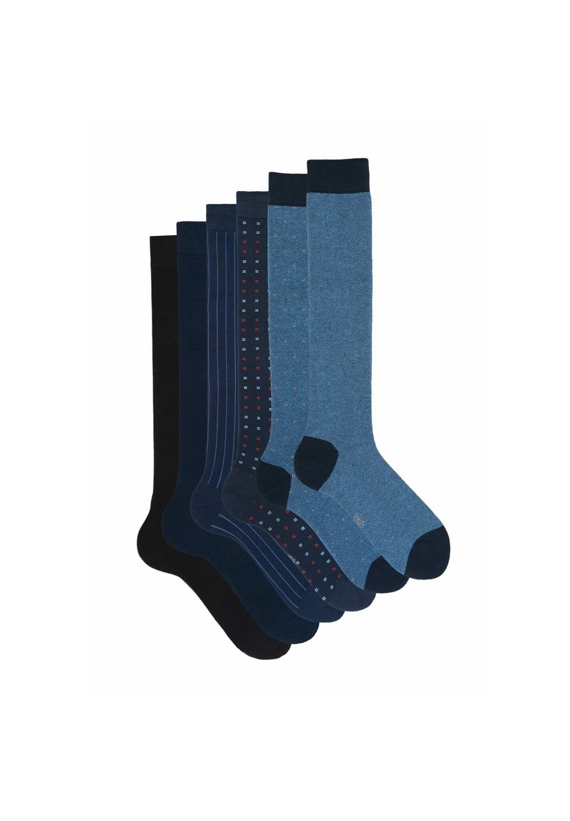 Set di sei calzini in tonalità blu e navy. Le caratteristiche includono motivi a coste, pois e disegni a righe. Texture e lunghezze variabili.