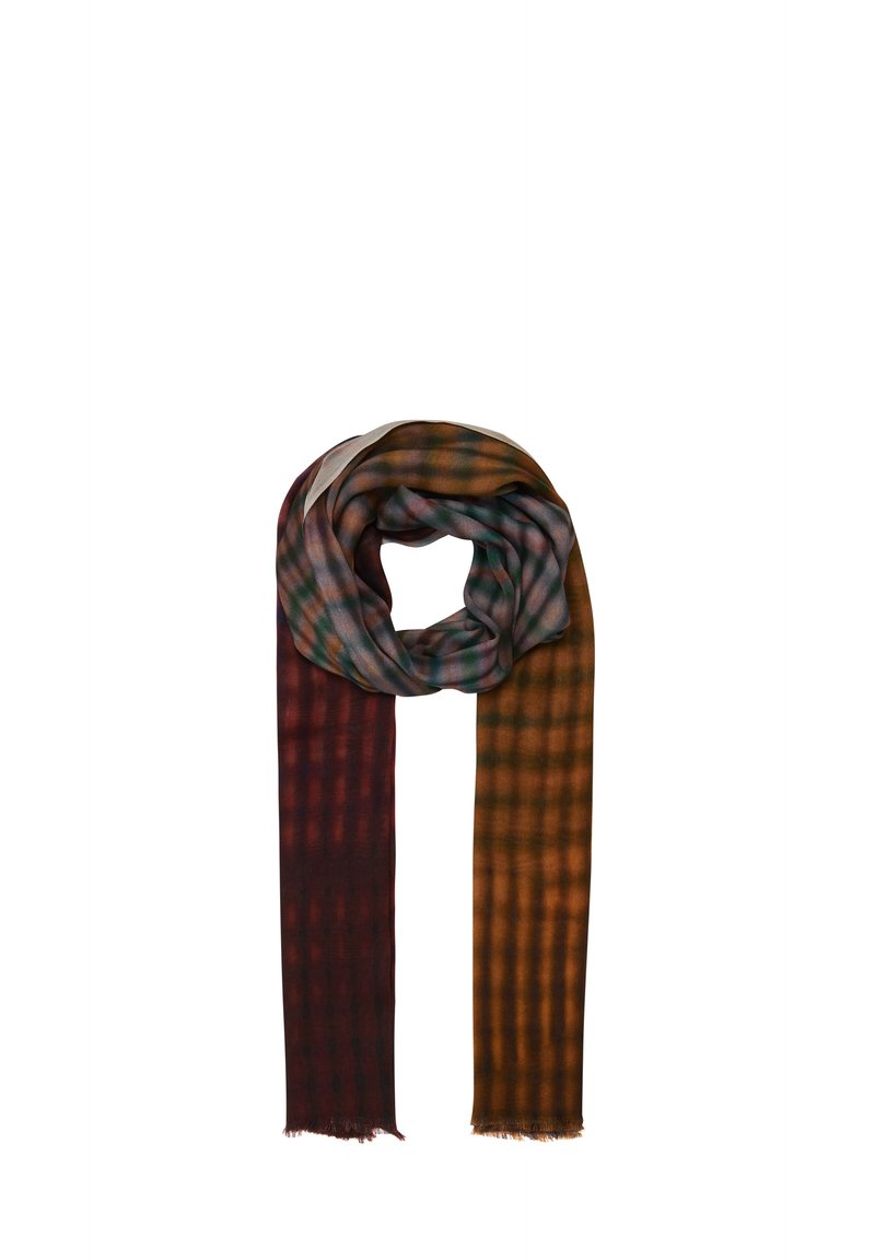 Bufanda de cuadros en tonos burdeos, verde y marrón; hecha de una tela suave con bordes con flecos y una textura ligera.