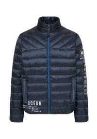 Marineblaues Puffer-Jacke mit horizontalen Steppnähten, hohem Kragen und blauer Reißverschluss. Verfügt über bedruckten Text auf dem linken Ärmel und an der unteren Seite.