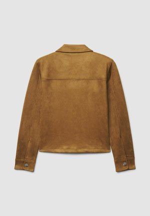 Giacca marrone in camoscio con maniche lunghe, polsini con bottoni e un'impuntura dritta sulla parte superiore della schiena, vista da dietro su uno sfondo chiaro.