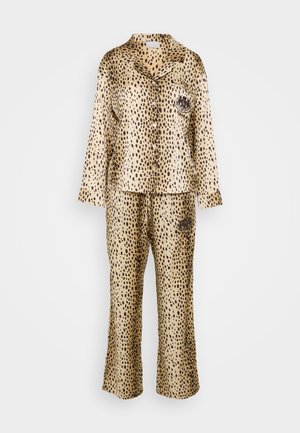 Beige und brauner Pyjama-Set mit Leopardenmuster, bestehend aus einem knöpfbaren Hemd mit Tasche und passenden Hosen, gefertigt aus einem glatten Stoff.