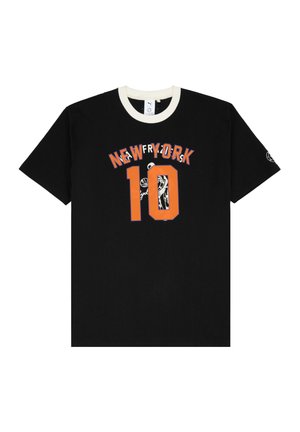 Sort bomulds t-shirt med en cremefarvet ribbet rund hals, prydet med orange tekst "NEW FRIYORK" og tallet "10," samt et grafisk detaljeret basketballmotiv.