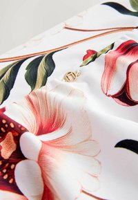 Niet geselecteerd, white red floral