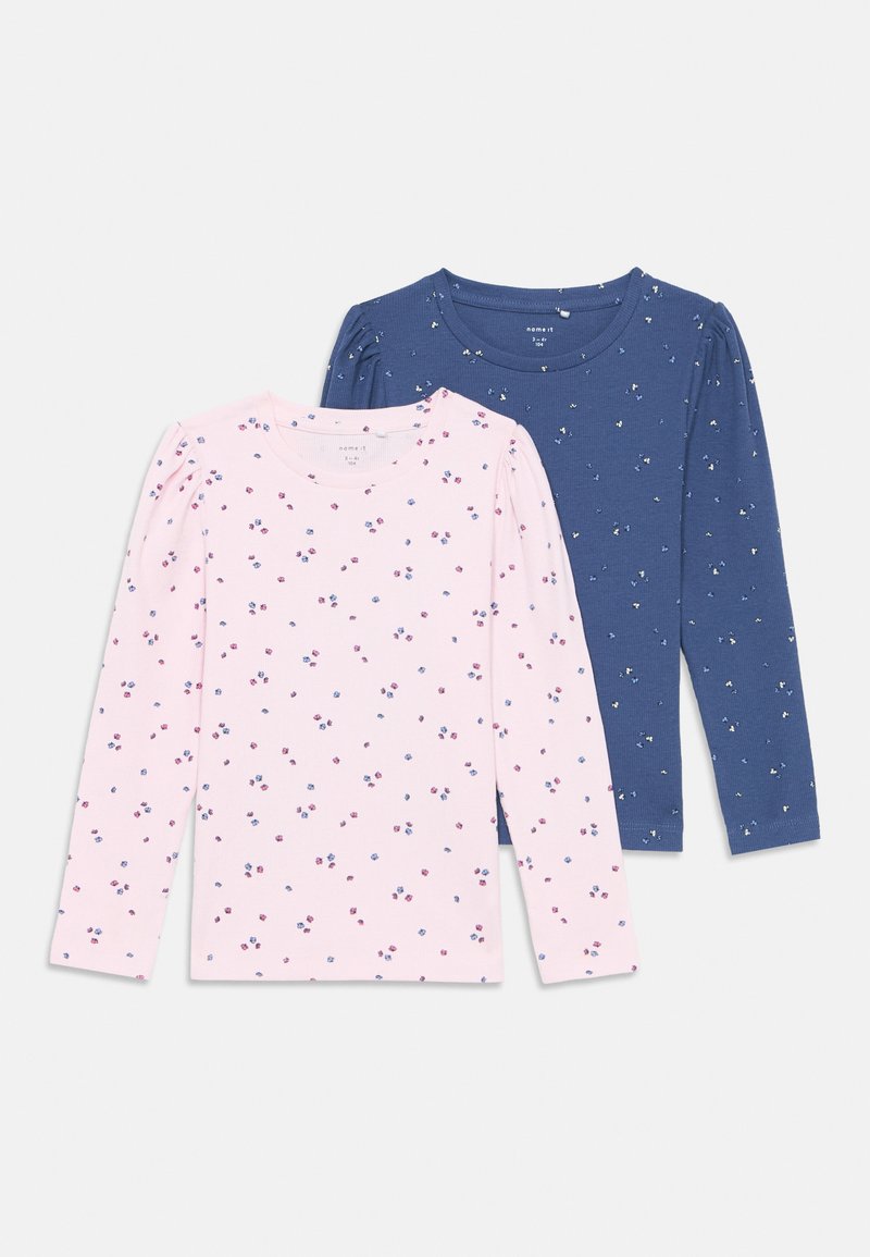Conjunto de duas camisetas de manga longa: uma rosa com pequenos padrões florais e uma azul escura com motivos semelhantes. Tecido de algodão macio, decotes redondos.