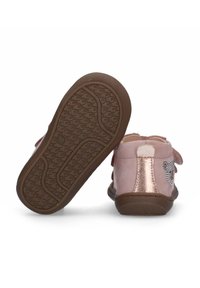 Roze nubuck peuterschoenen met een metallic roségouden accent en een berenontwerp. De bruine zool heeft een gestructureerd grippatroon.