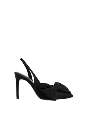 Czarny sandał na wysokim obcasie typu slingback z ostrym czubkiem i dużą ozdobną kokardą z materiału z przodu, na białym tle.