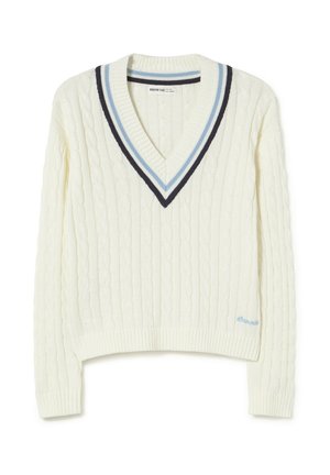 Suéter blanco de punto grueso con cuello en V, con detalles de rayas en azul marino y azul claro en el cuello y logo bordado en azul en el dobladillo.