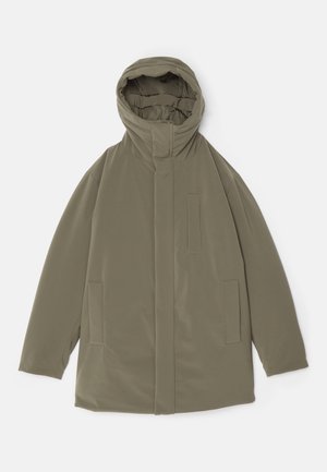 Jakna maslinaste boje s kapuljačom, glatka tkanina, prednje zatvaranje na zip, dva bočna džepa i minimalistički dizajn.