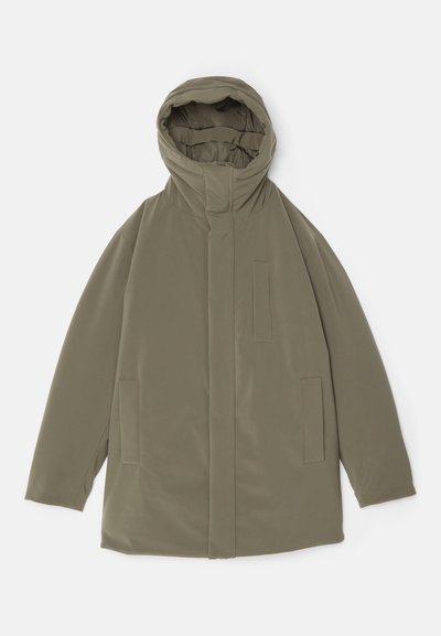 Giacca verde oliva con cappuccio, tessuto liscio, chiusura frontale con zip, due tasche laterali e elementi di design minimalisti.