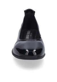 Czarne lakierowane buty wsuwane z okrągłym noskiem i niską, elastyczną podeszwą; wnętrze wyposażone w wyściółkę dla komfortu.