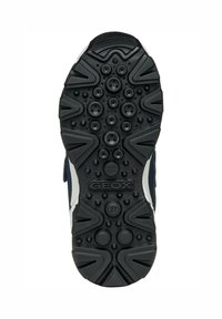 Semelle en caoutchouc noir avec des lugs multidirectionnels, des trous de ventilation circulaires et un logo "GEOX" embossé. Présente une palette de couleurs grise et marine.