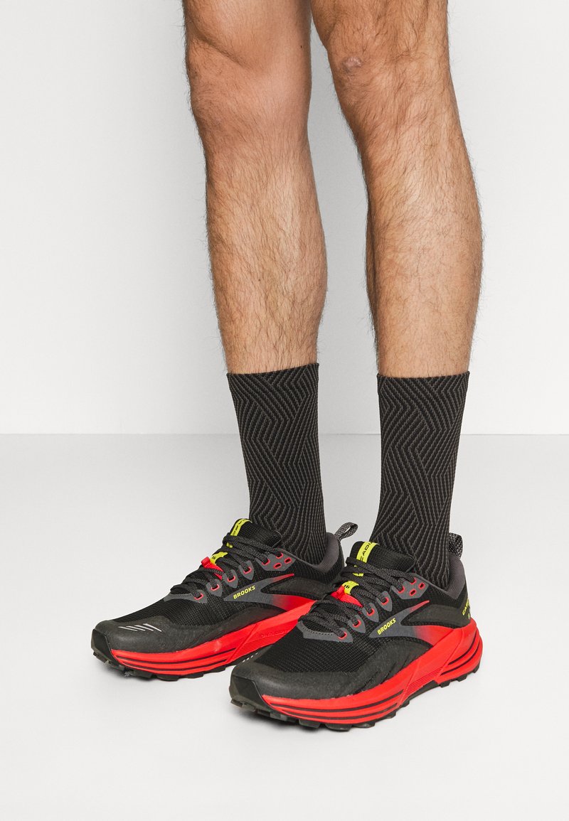 Brooks CASCADIA 16 Laufschuh Trail black fiery red blazing yellow