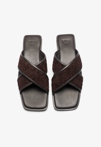 Brune semskede sandaler med kryss-stroppdesign. Firkantede tå og teksturert overdel. Mykt materiale og minimalistiske gummisåler.