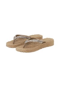 Beige tkané žabky s tlustými podrá�žkami a třpytivými stříbrnými řemínky, zobrazené vedle sebe na bílém pozadí.