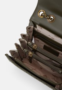 Steve Madden BCALA - Bandolera - olive