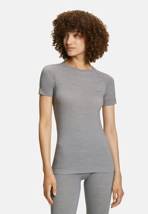 Jasnoszara, krótki rękaw, sportowa koszulka z fakturowanym, plastrami miodu wzorem oraz dopasowanym krojem, z okrągłym dekoltem i rękawami raglanowymi.