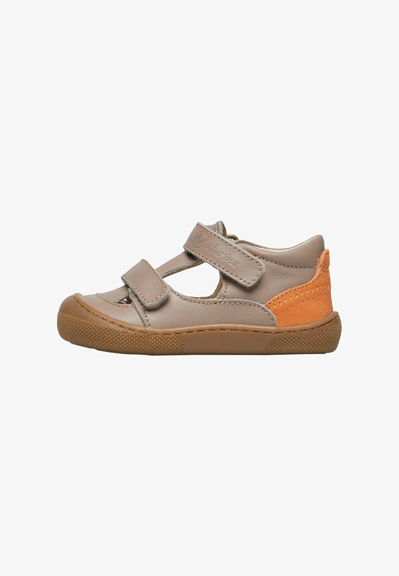 Kožená bota v odstínu tan s oranžovým semišovým akcentem, vybavená suchým zipem a texturovanou gumovou podešví. Otevřený design s výřezy po stranách.