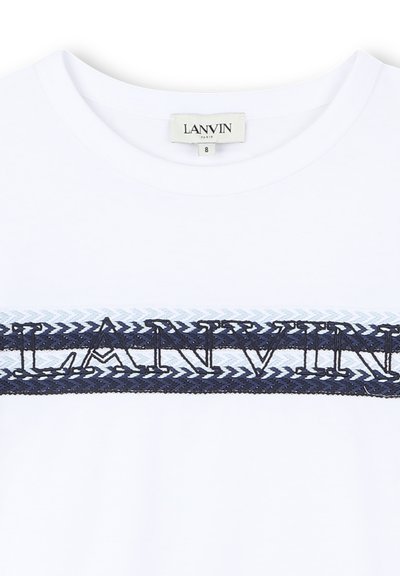 T-shirt en coton blanc avec une bande brodée bleu marine et bleu clair ornée de motifs géométriques, affichant le nom de la marque "LANVIN".