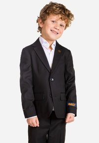 Black jacket and trousers for children, with a white shirt. The jacket features a pocket, buttons, and an orange "DAILY" accent on the sleeve.