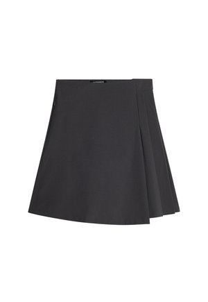 Czarna spódnica szorty z plisowaniem o gładkiej fakturze, z ukośnym dołem i ukrytą boczną zamkiem błyskawicznym zapewniającym bezpieczne zapięcie.
