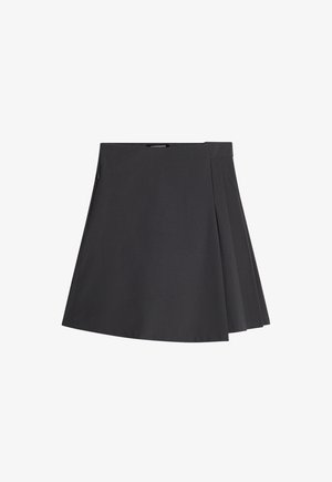 Czarna spódnica szorty z plisowaniem o gładkiej fakturze, z ukośnym dołem i ukrytą boczną zamkiem błyskawicznym zapewniającym bezpieczne zapięcie.