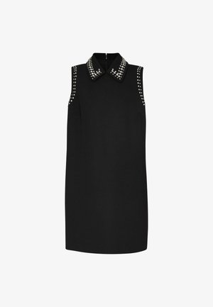 Abito senza maniche nero con colletto, decorato con borchie argentate sul colletto e sulle spalle, dotato di chiusura con zip sul retro.