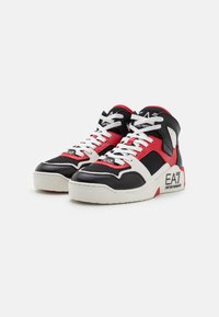 Sneakers wysokie w czarno-czerwono-białej kolorystyce, wykonane z siateczki i materiałów syntetycznych, z białymi sznurówkami i logo po boku.