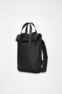 Μαύρο αδιάβροχο σακίδιο πλάτης με κλείσιμο τύπου ρολό, επίπεδους ιμάντες και λεία υφή. Διαθέτει λιτό εξοπλισμό και διακριτικό λογότυπο στο μπροστινό μέρος.