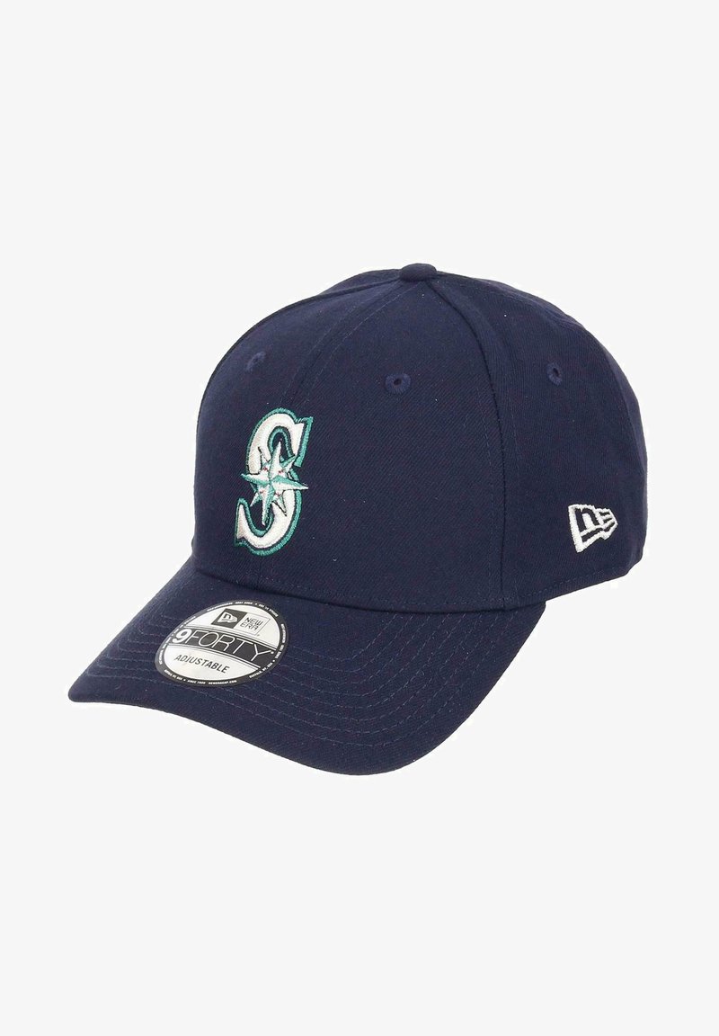 Marineblaues Baseballcap aus Baumwolle mit einem gestickten grünen und weißen Logo auf der Vorderseite, verstellbarer Verschluss auf der Rückseite.