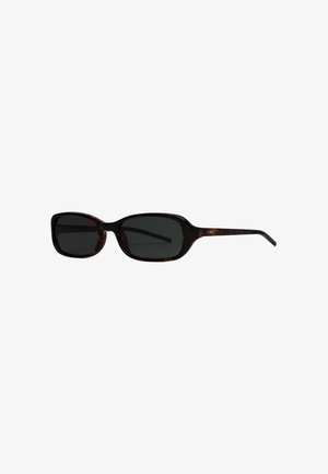 Dunkel getönte rechteckige Sonnenbrille mit dünnem braunem Schildpattgestell und schlanken Bügeln vor weißem Hintergrund.