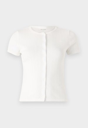 Cárdigan de punto acanalado blanco de manga corta con escote redondeado y tapeta de botones con bordes ondulados, que presenta sutiles detalles texturizados en toda su superficie.