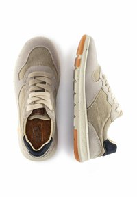 Beige Sportschuhe aus einer Mischung aus Stoff und Wildleder, texturiert mit Sprenkeln, mit einem dunkelblauen Fersenakzent und einer orangefarbenen Gummisohle.
