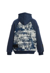 Sudadera con capucha en color azul marino con un patrón texturizado y abstracto en azul y blanco en la parte posterior. Cuenta con un bolsillo negro en la parte inferior izquierda.