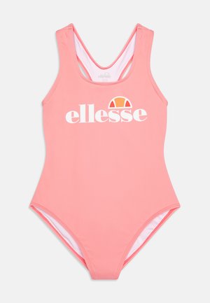 Maillot de bain une pièce rose avec un logo rond en blanc et un accent en demi-cercle orange, fabriqué en tissu lisse et extensible.