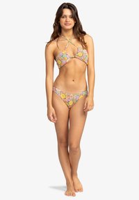 Bloemen bikini set met een roze achtergrond en meerkleurige bloemenpatronen. Halter nek top met kruislings straps en lage broekjes.