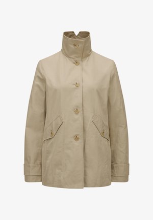 Beige Regenjacke mit hohem Kragen, zwei Fronttaschen und drei großen Knopfverschlüssen. Hergestellt aus einem leichten, glatten Stoff.